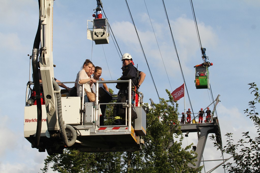 Koelner Seilbahn Gondel blieb haengen Koeln Linksrheinisch P590.JPG